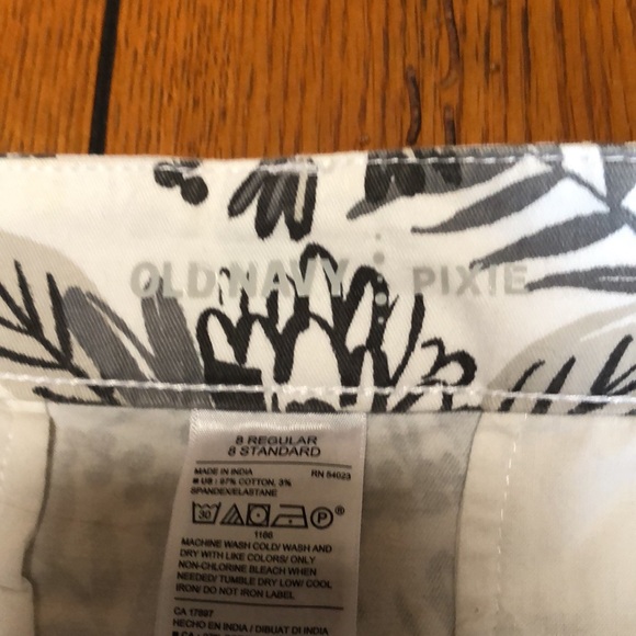 Old Navy pixie Chino style floral, print shorts size 8 - Picture 3 of 7